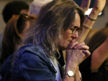 Jeanne Mc Dowall praying